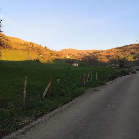 El Pajar, Rustic Apt. & Gardens With Sheep & Hens Apartment Lloreda (Cantabria)